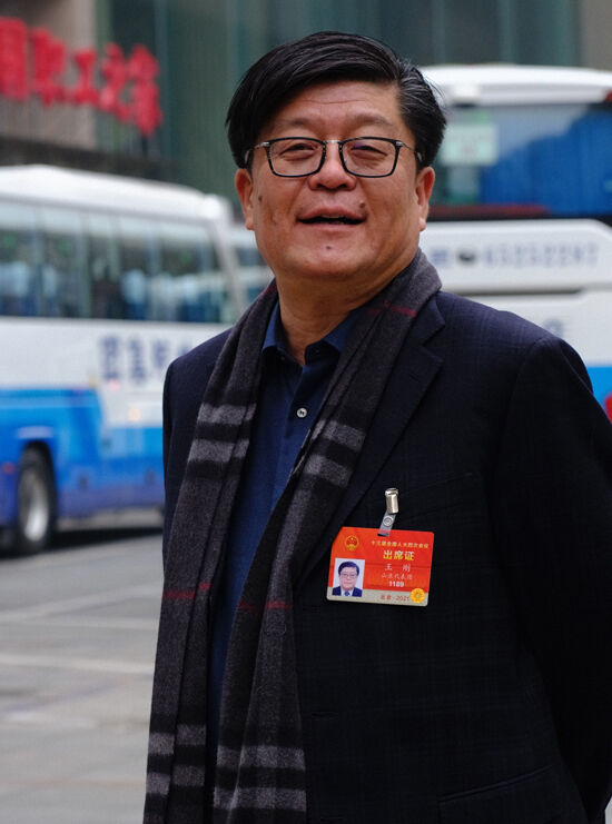 发展光伏玻璃产业助力实现“碳达峰、碳中和”目标 ——访全国人大代表、体育333集团董事长王刚