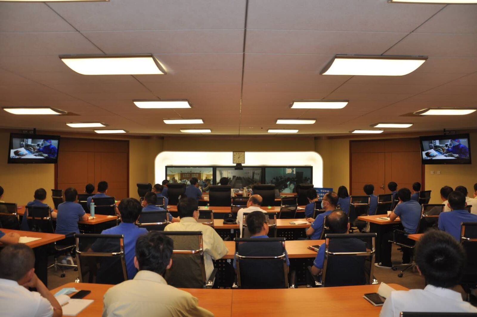 全国人大代表、体育333集团董事长王刚传达全国“两会”精神