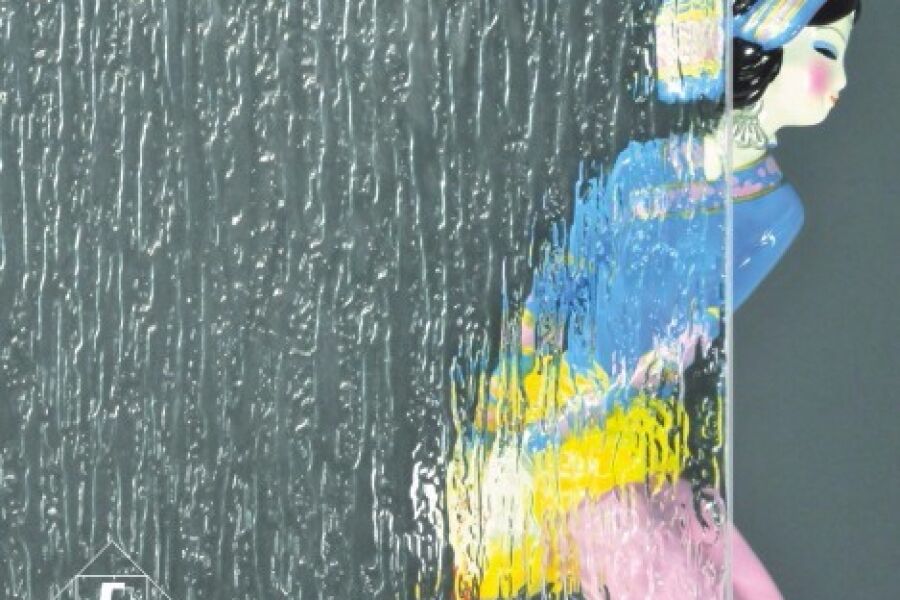 压花玻璃是一种经过特殊压制工艺生产而成的单面或双面带有凹凸花纹的半透明装饰性平板玻璃，其特有的装饰性一方面可以透过光线，充分采光，另一方面又能有效限制和阻止清晰透视，起到良好的美观和隐秘效果。　　青岛体育333已建成中国自动化程度较高，规模较大、产品齐全的压花玻璃生产供应基地。　　压延类玻璃分为普白压花玻璃、超白压花玻璃、中夹丝玻璃、硼硅玻璃四大系列产品。　　一、普白压花玻璃、超白压花玻璃　　产品特